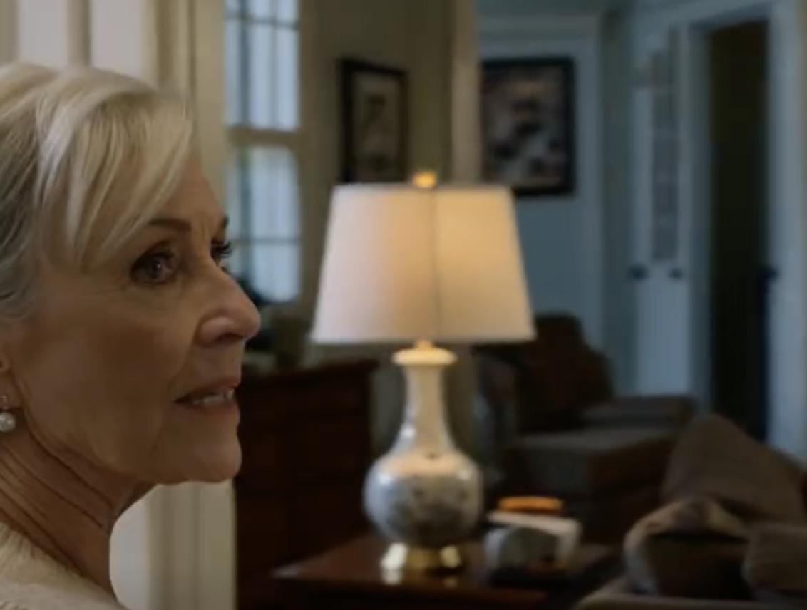 Synowa wyłączyła telewizor tuż przede mną i powiedziała, jakby odsyłała kogoś za darmo: „Idź na górę do swojego pokoju. Od teraz ta przestrzeń jest nasza i powinieneś zrozumieć swoje miejsce w tym domu”. Mój syn siedział tam w milczeniu, podczas gdy jego żona upokarzała jego własną matkę, a ja cicho wziąłem klucze i wyszedłem w zimną noc – ale to mężczyzna w garniturze, który stanął w drzwiach następnego ranka, uświadomił komuś, że właśnie popełniono ogromny błąd.