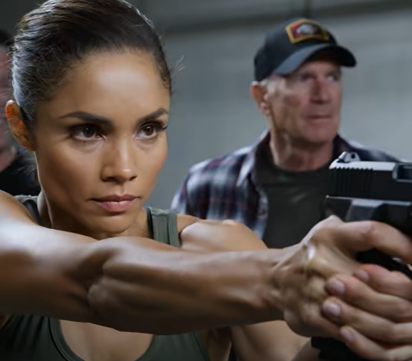 Veljeni vei minut lannolle vain nöyryyttääkseen minua kavereidensa edessä – ”Yritä vain lyödä lehteä, sisko. Tämä ei ole tytöille” – mutta heti kun omistaja näki, mitä tapahtui, hän pysäytti koko jonon, käveli suoraan veljeni ohi kuin tätä ei olisi ollut olemassakaan, ja katsoi minua ilmeellä, joka sai kaikki omahyväiset vitsit siinä tilassa kuolemaan välittömästi. – Uutiset