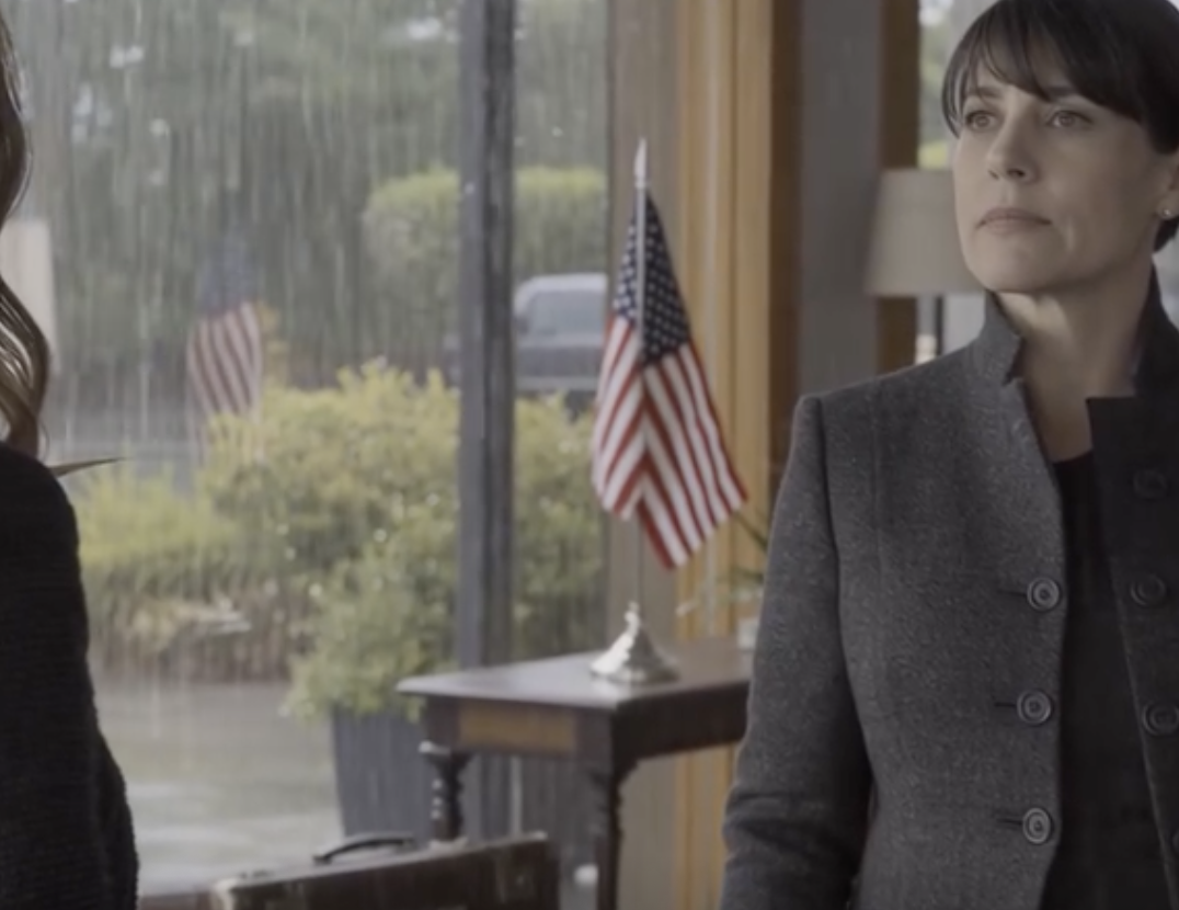 Mój mąż właśnie zmarł. Córka natychmiast przejęła nasz dom w Seattle i 42 miliony dolarów spadku, po czym wręczyła mi dokładnie 100 dolarów i chłodno powiedziała: „Teraz jesteś do niczego. Idź mieszkać gdzie indziej”. Zaciągnęłam walizkę do hotelu za 49 dolarów za noc, podczas gdy ona popijała szampana. Kilka dni później, w kancelarii prawniczej, nagle się roześmiał i powiedział: „Proszę pani… czy w ogóle uważnie przeczytała pani testament?”.