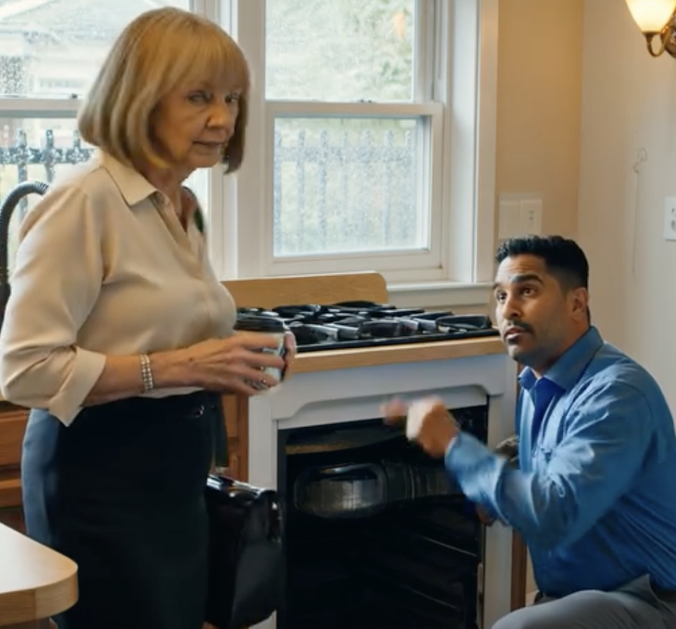 Podczas rutynowej naprawy łazienki, hydraulik, w chwili nudy, złapał mnie za nadgarstek i wyciągnął z korytarza. „Spakuj rzeczy i wyprowadź dziecko” – wyszeptał. „Natychmiast. Nie pozwól, żeby ktoś się dowiedział”. Zaśmiałam się raz, bo brzmiało to absurdalnie, dopóki nie zobaczyłam, jak drży mu ręka. „Co znalazłeś?” – zapytałam. Przełknęła ślinę i dotknęła drzwi do piwnicy, jakby patrzyły na mnie. Powiedział: „To jest tam na dole”. „I lepiej, żebyś nie wiedział”. Wtedy usłyszałam cichy dźwięk dochodzący z dołu, który nie pasował do pustego domu.