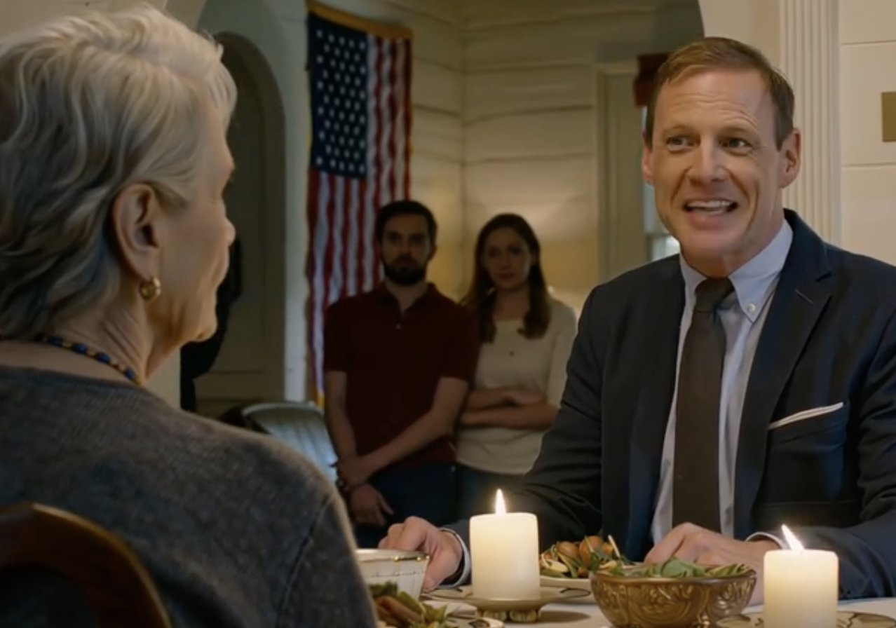 Podsłuchałem ich rozmowę telefoniczną… i postanowiłem zająć się domem, zanim zdążyli cokolwiek powiedzieć. Nie przerywałem. Nie wydałem z siebie ani jednego dźwięku, żeby wiedzieli, że słucham. Po prostu stałem w kuchni, z jedną ręką opartą na zimnym blacie, słuchawką przyciśniętą do ucha i słuchałem, jak mój najstarszy syn ścisza głos, tak jak zawsze, gdy myśli, że coś nie jest powiedziane jego matce. W tym domu nadal mamy dwa telefony stacjonarne, jeden w kuchni, a drugi na korytarzu na piętrze. To stary zwyczaj z czasów, gdy chłopcy chodzili jeszcze do szkoły, z czasów, gdy rachunek za telefon leżał pod magnesem na lodówce, z czasów, gdy cała rodzina wciąż zbierała się wokół stołu, a nikt nie patrzył na zegarek. To biały dom z czarnymi okiennicami przy Birchwood Lane, dom, w którym mieszkam od ponad trzydziestu lat, ten z klonem przed domem, który mieni się ogniem, zanim zrzuci ostatni liść na mokrą trawę. Wiem, które schody skrzypią. Dokładnie wiem, jak mocno przekręcić kran na górze, żeby woda popłynęła ciepła. Wiem, że rysa przy kuchennym cokole powstała, gdy mój najstarszy syn wsunął rower przez drzwi, gdy miał dziewięć lat. Są miejsca nie tylko tam, gdzie się mieszka. To tam przelewało się całe życie. A jednak przez tę starą linię telefoniczną słyszałem, jak mój syn mówił o tym domu, jakby był niczym więcej niż tylko aktywem czekającym, aż ktoś inny zadecyduje o jego przyszłości. Mówił o „wyczuciu rynku”, o tym, że „mama nie potrzebuje całej tej przestrzeni”, o rozmowie przed Świętem Dziękczynienia, żeby mogli „delikatnie zasiać ziarno”. Mój młodszy syn zawahał się przez chwilę po drugiej stronie słuchawki, ale potem się zgodził. Nie płakałem. Nie czułem bólu. To, co czułem, to było coś chłodniejszego, czystszego, jak ciche zamknięcie drzwi gdzieś głęboko we mnie. Najdziwniejsze było to, że już w następną niedzielę wieczorem nadal nakrywałem do stołu tak, jak zawsze. Nadal wyjmowałem dobrą porcelanę. Nadal napełniałem szklanki, pytałem o wnuki, uśmiechałem się, gdy wymagała tego chwila. Przez tyle lat grałam kobietę, która dba o to, by wszystko wyglądało jak należy, że nikt nie zauważył, że decyzja podjęta w milczeniu może być bardziej ostateczna niż krzyk. W poniedziałek rano zadzwoniłam do mojego prawnika. Nie po to, by się skarżyć. Nie po to, by komukolwiek grozić. Po prostu po raz pierwszy od bardzo dawna chciałam zrobić coś całkowicie dla siebie, zanim ktokolwiek mógłby usiąść naprzeciwko mnie i przemówić tym ostrożnym głosem, którego ludzie używają, gdy mówią: „Chcemy tylko tego, co dla ciebie najlepsze”. W kolejnych tygodniach żyłam dokładnie tak, jak zawsze. Grabiłam liście klonu. Poszłam do biblioteki. Ugotowałam zupę. Składałam ubrania, otwierałam szuflady i wyciągałam pudełka, których nie dotykałam od lat. Ale zaczęłam patrzeć na dom inaczej. Nie jako kobieta strzegąca wspomnień, ale jako kobieta decydująca, co zabierze ze sobą, co zostawi i co nie będzie już należało do niczyjego osądu, tylko do jej własnego. Potem nadeszło Święto Dziękczynienia. Wszyscy przyszli. Jedzenie było gorące, światło w kuchni ciepłe, z salonu dobiegał dźwięk meczu piłkarskiego, a wszystko wyglądało tak normalnie, że obcy mógłby pomyśleć, że nic się nie zmieniło. A potem, po kolacji, dokładnie tak, jak się spodziewałem, jeden z moich synów spojrzał na mnie z tym wyuczonym wyrazem twarzy i powiedział, że jest coś, o czym chcieliby porozmawiać w domu. Nie pozwoliłem, by ta rozmowa potoczyła się tak, jak oczekiwali. I w tym momencie rodzinna kolacja obrała kierunek, którego nikt w tym pokoju nie był w stanie przywrócić do normy. (Szczegóły w pierwszym komentarzu).