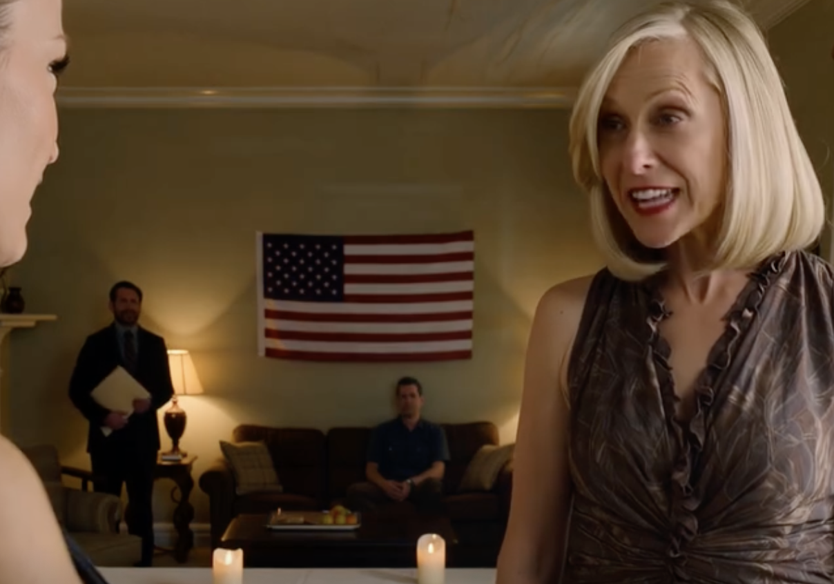 Moi rodzice zaprosili mnie na kolację do Greyfield w Georgii, mówiąc, że idę na spotkanie z „przyjacielem rodziny”, ale gdy weszłam, zastałam nieznajomego, kaznodzieję i kontrakt małżeński z już wypełnionym moim nazwiskiem. Mama powiedziała chłodno: „Masz 27 lat, wciąż jesteś singielką i nas zawstydzasz – podpisz to dziś wieczorem”. Tata zablokował drzwi… Przewróciłam stronę, uśmiechnęłam się i powiedziałam: „Naprawdę powinnaś przeczytać to, co wczoraj złożyłam”. Wtedy telefon mamy zaczął dzwonić bez przerwy – i wtedy zrozumiałam, że kolacji nigdy nie będzie.