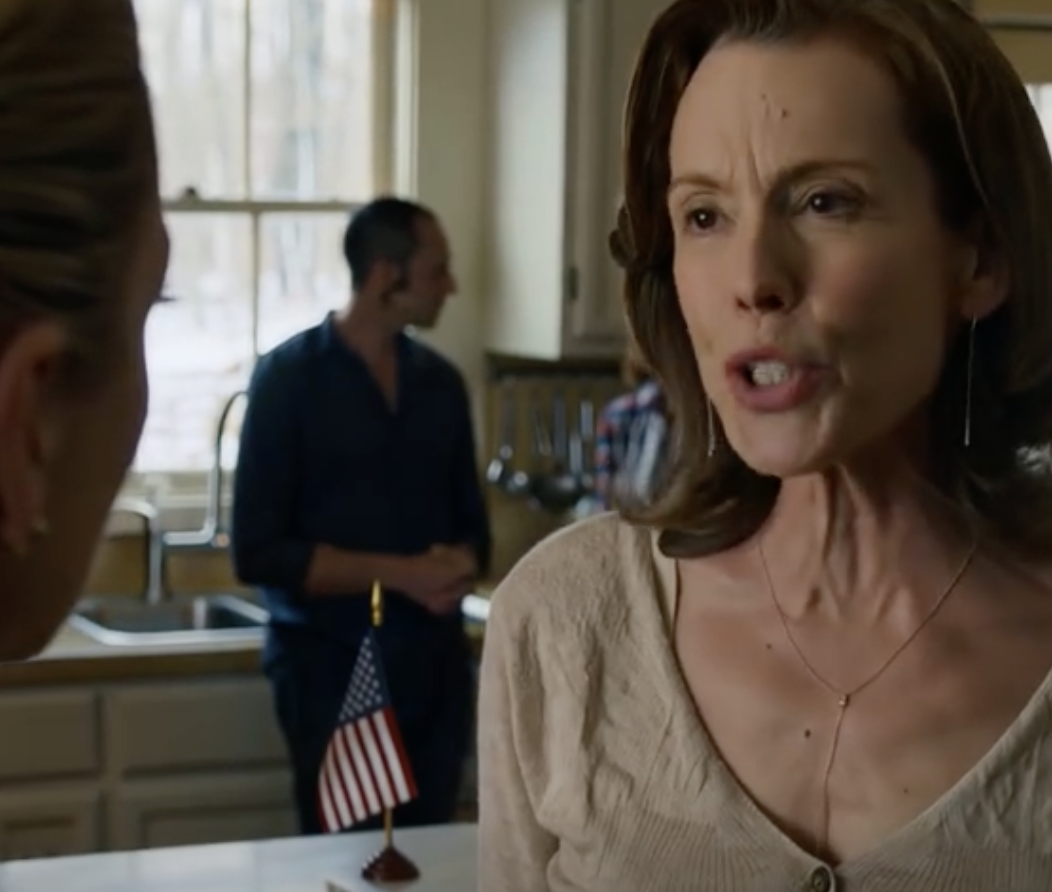 W Wigilię moja siostra zamknęła drzwi i powiedziała, że ​​„nie jestem teraz rodziną”… Kilka dni później mama zadzwoniła słodko: „Spłaciłeś już kredyt hipoteczny?”. Zaśmiałem się zimno, bo zapomnieli o jednym szczególe z aktu własności. Pojechałem prosto oblodzoną ulicą, wszedłem do ciepłego, złocisto oświetlonego domu… ​​i wypowiedziałem jedno zdanie, które zamroziło cały pokój: „Masz 30 dni”.… Wciąż słyszałem skrzypienie wycieraczek o szybę w szaleńczym, bezsensownym rytmie, jakby były zmęczone walką z zimnem. Lód miażdżył krawędzie przedniej szyby, moje dłonie bielały na kierownicy, a pod skórą wkradła się gorączka – taka, która sprawia, że ​​ciało jest tak napięte, a kości bolą.