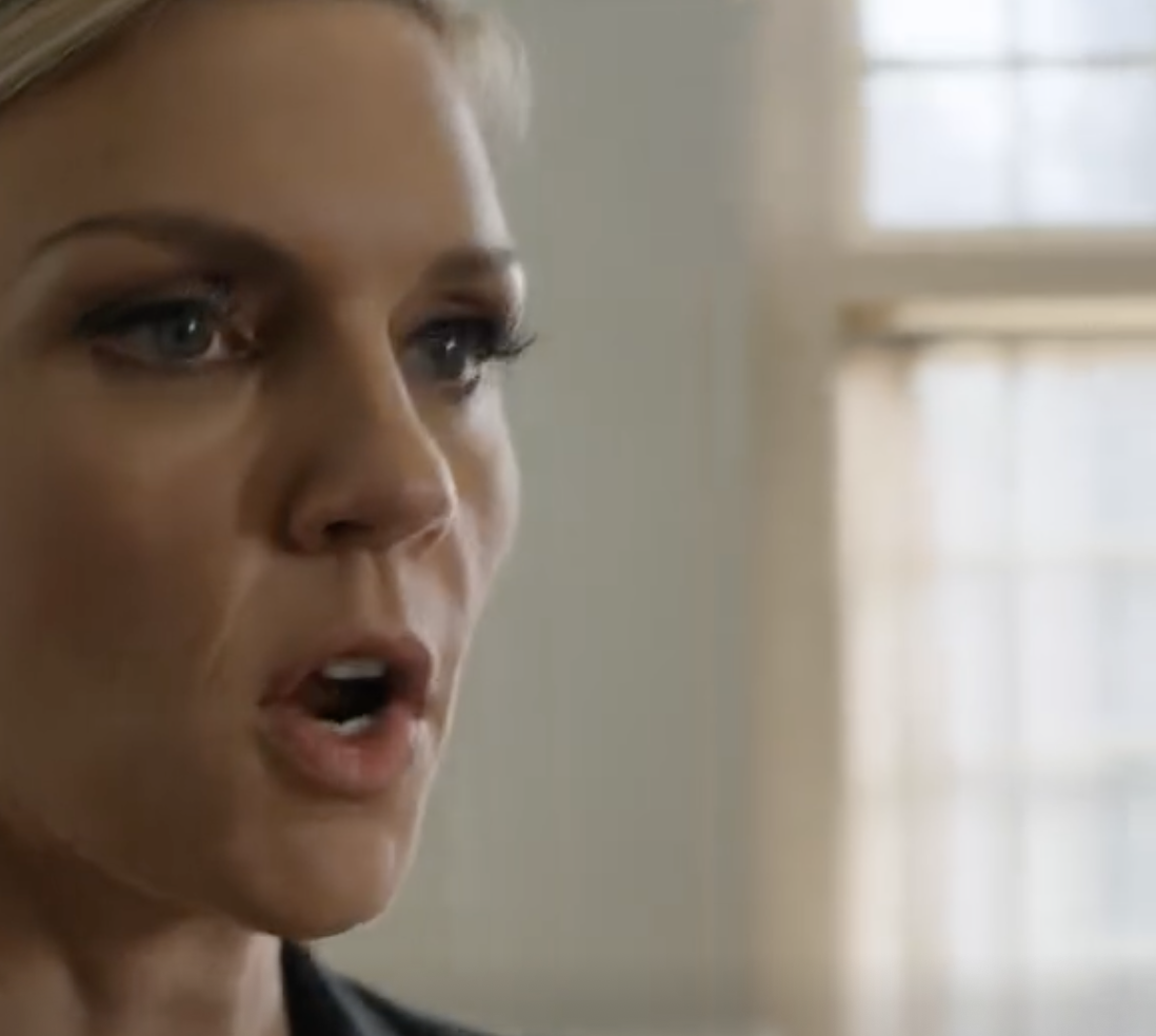 W noc przed pogrzebem mojej matki jej prawnik wziął mnie na stronę i powiedział: „Twój ojciec okłamywał cię przez całe życie. Jest drugi testament – ​​i jeśli się dowie, wiesz co, będziesz w niebezpieczeństwie”. Dał mi klucze do szopy… to, co w niej znalazłem, wyjaśniło wszystko.