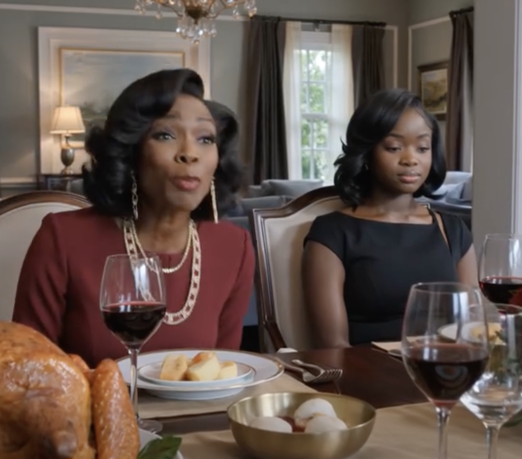 Podczas Święta Dziękczynienia moja matka nazwała mnie w domu pijawką, potajemnie unikałem zamknięcia się na zewnątrz, a dziesięć minut później mój ojciec dał mojemu bratu Teslę za to, że „zawsze był przy mnie”. Uśmiechnąłem się, przeprosiłem sam siebie i poszedłem do jego gabinetu, trzymając w dłoni wciąż ciepły talerzyk deserowy.