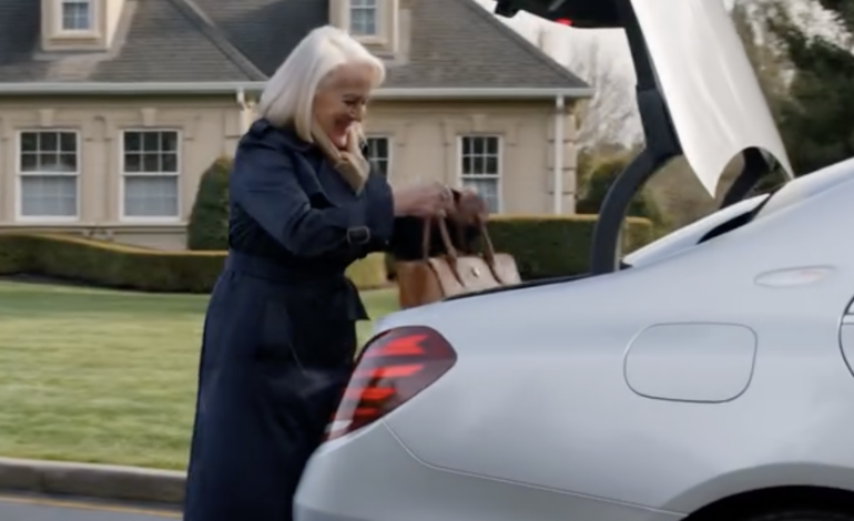 Deszcz padał od świtu – rzadka, jednostajna listopadowa mżawka, która sprawiała, że ​​cały dzień wydawał się, jakby został na noc i zmiękł. Stałam przy przednim oknie domu mojej córki i obserwowałam, jak krople spływają po szybie własnymi, krętymi ścieżkami. Za mną w pokoju gościnnym wciąż unosił się delikatny zapach świeżej farby i nowego środka do czyszczenia dywanów. Carol pomalowała go tydzień przed moim przyjazdem.