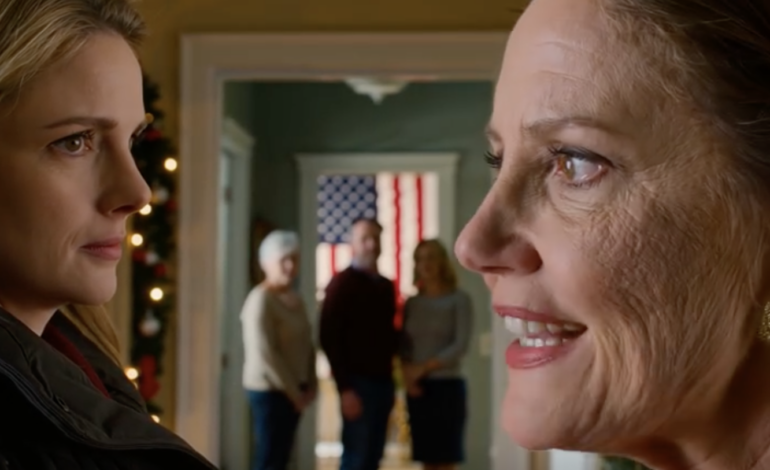 Spóźniłam się na przyjęcie świąteczne i zamarłam za drzwiami, gdy usłyszałam, jak moi rodzice wznoszą toast: „Jak dobrze, że Jenna nie przyszła”. Moja siostra natychmiast dodała: „Nikt nie lubi jej tu gościć”. Po cichu wróciłam do samochodu, zadzwoniłam do prawnika – i od tego momentu ich Wigilia przestała być spokojna.