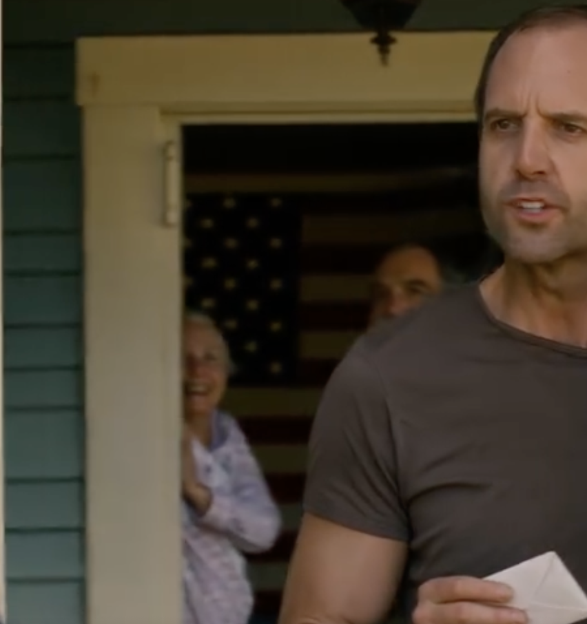 Moja córka jest „martwa” od dwóch lat – a przynajmniej taką historię Derek kazał całej rodzinie przełknąć, a ja ją przełknęłam… bo to było zbyt bolesne, bo byłam zbyt zmęczona, bo nie mogłam zmusić się do podejrzeń, że mężczyzna trzyma moją wnuczkę w ramionach. W każdy piątek, jak w zegarku, wyjeżdżam z Knoxville, pędząc po drogach, którymi mogłabym jeździć na oślep, z białą kopertą w schowku na rękawiczki niczym obietnicą, której nie mogę zapomnieć. 600 dolarów w gotówce. Bez przelewu. Bez potwierdzenia. Po prostu „pomagam rodzinie”, tylko „żeby Sophie nie straciła domu”.