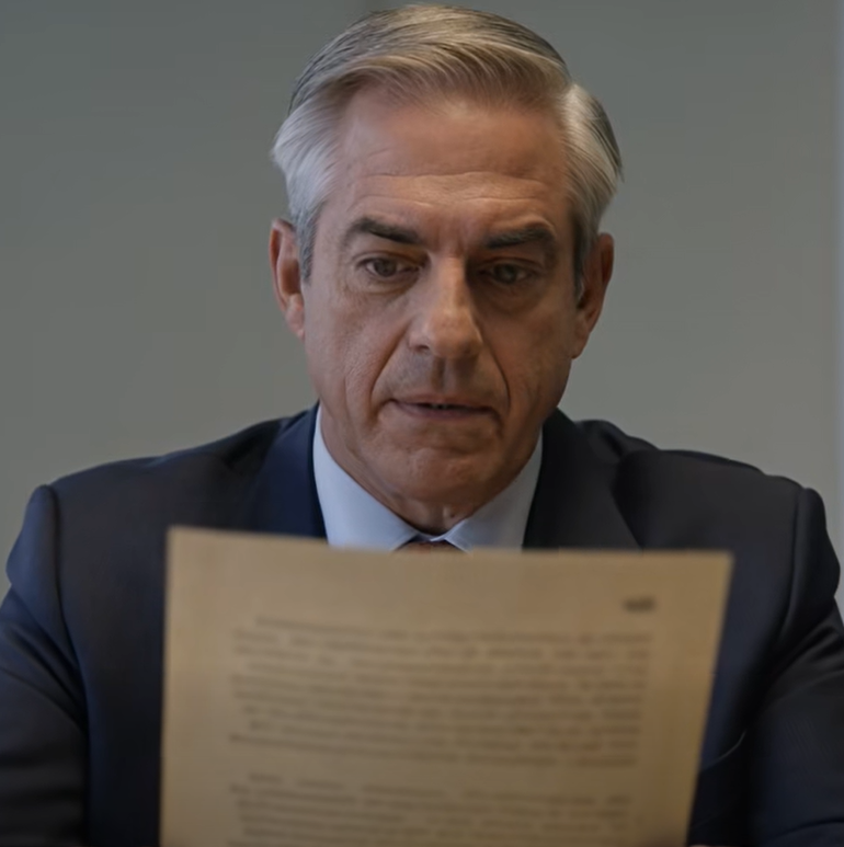 Olin 13-vuotias, kun äiti heitti minut ulos maksaakseen veljeni jalkapalloleiristä. Hän sanoi, että olin “Haroldin ongelma nyt”. Viisitoista vuotta myöhemmin hän virnisti Haroldin testamentille odottaen korvausta. Hän ei tiennyt, että minulla oli kädessäni asiakirja, jonka hän oli allekirjoittanut silloin, asiakirja, joka laillisesti pyyhki hänet pois elämästäni ikuisiksi ajoiksi. – Uutiset