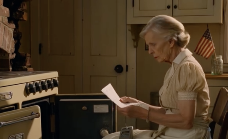 Mój syn powiedział sądowi, że nie jestem już bezpieczna w pobliżu wnuków i wyrzucił mnie z domu, który wspólnie z mężem zbudowaliśmy. Kilka dni później, będąc sama na farmie męża, przeniosłam stary piec, znalazłam ukryty sejf i zaczęłam odkrywać w nim prawdę – coś, o czym nigdy nie miałam okazji powiedzieć.