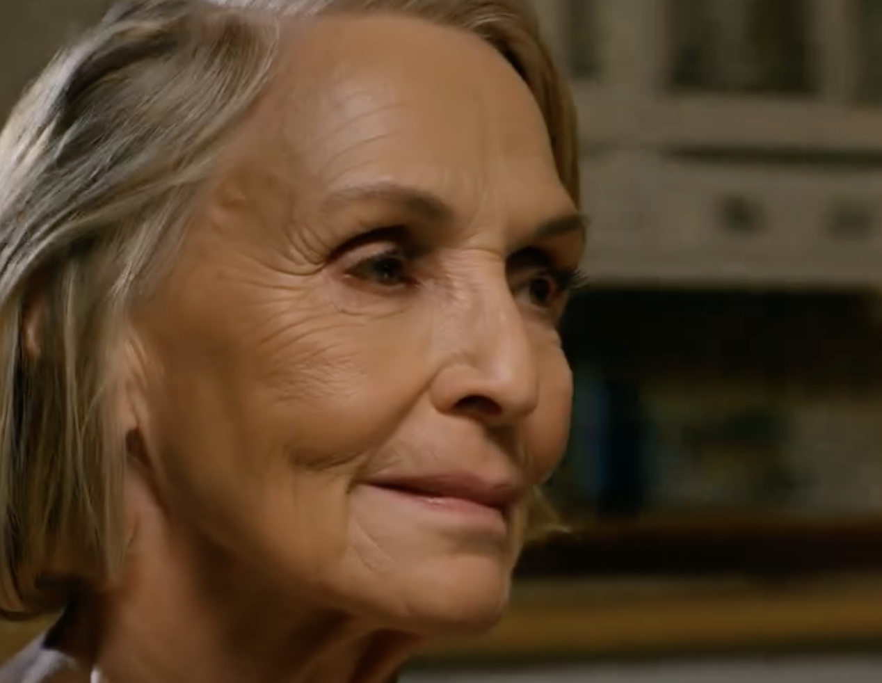 W moje urodziny moja synowa została wyśmiana przed całym osiedlem: „Pakuj się. Nie masz już prawa tu przebywać”. Ludzie śmiali się, jakby oglądali serial, a ja po prostu wstałem i wybaczyłem jej na korytarzu. Wykręciłem numer, powiedziałem: „Rozpocznij”, po czym wróciłem i usiadłem jak normalny gość. Dziesięć minut później zadzwonił dzwonek do drzwi, a jej pewna siebie twarz zmieniła kolor.