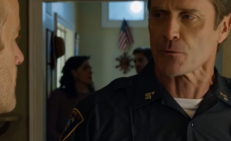 Festyn szkolny wciąż trwał w najlepsze, gdy moja córka pociągnęła mnie za kurtkę: „Tato, możemy już iść do domu?”. Dotarliśmy do ciężarówki, podniosła sweter – a ja zamarłem: ciemne siniaki na żebrach. „Panie Harrison” – wyszeptała. Dyrektor. Nie straciłem panowania nad sobą przed tłumem. Zapiąłem jej pasy, pojechałem prosto do szpitala i zacząłem dzwonić. Dokładnie cztery godziny później moja żona wróciła do domu, ponieważ…