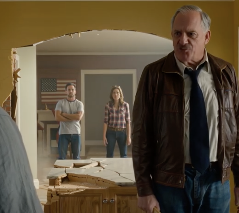 Wróciłam wcześniej do domu, bo odwołano moje spotkanie, otworzyłam drzwi i zobaczyłam mojego ojczyma rozwalającego moją kuchnię wartą 90 000 dolarów młotem kowalskim, podczas gdy ekipa mojej siostry rozwalała szafki, jakby dom należał do nich. W chwili, gdy rzuciłam się, żeby powstrzymać to we własnym salonie, wszystko zaczęło wymykać się spod kontroli…