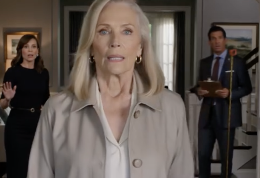 Nagrałam moją synową na kamerze monitoringu, jak potajemnie planowała wprowadzić rodziców do domu, podczas gdy ja byłam na wakacjach na Hawajach. „Jak już się wszyscy wprowadzą, nie będzie sprawiać kłopotów. Są starzy – po prostu to zaakceptuje” – śmiała się synowa do swojej matki. Myśleli, że jestem za słaba, żeby się bronić. Ale nie wiedzieli, że widziałam to wszystko… i byłam w drodze do domu.