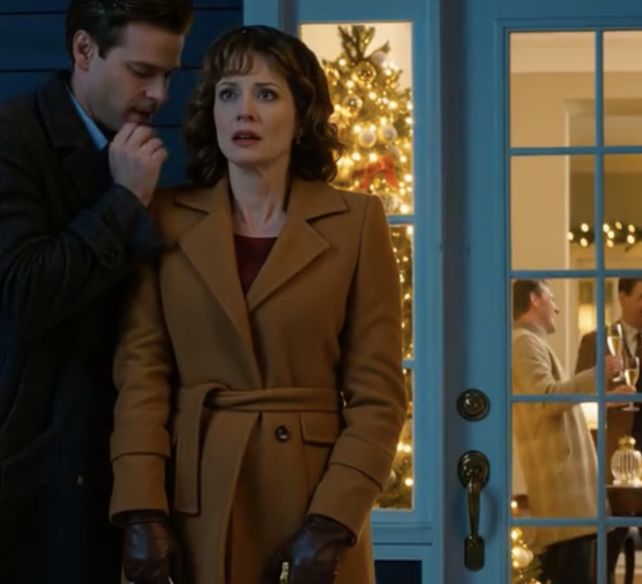 Mama napisała mi SMS-a: „Przyjęcie świąteczne odwołane, nie przychodź, kochanie”, ale kiedy pojechałam do mojego rodzinnego domu w Ann Arbor i stanęłam przed uchylonymi drzwiami, usłyszałam, jak moi rodzice i siostra wznoszą kieliszki szampana i śmieją się: „Boże Narodzenie jest prawdziwe tylko bez Sophii”. I właśnie gdy miałam wyjść, mąż odciągnął mnie od siebie i szepnął mi do ucha: „Uspokój się… prawdziwy spektakl jeszcze się nie zaczął”.