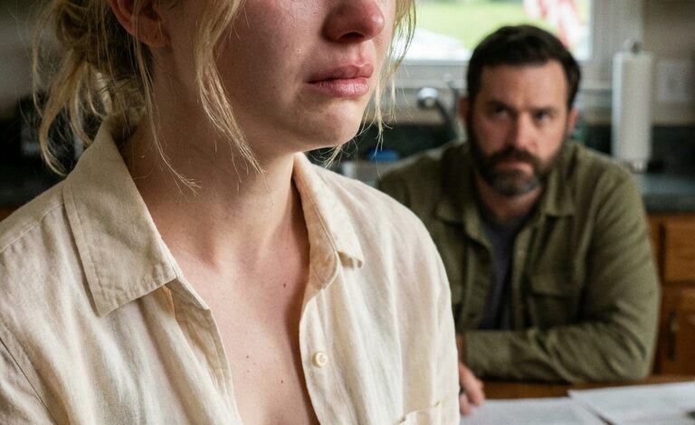 Az apám – aki orvos volt – épp akkor halt meg, a férjem mégis kuncogott, és mintha a világ legnyilvánvalóbb dolga lenne, azt mondta: „A 3 millió dolláros örökséget megosztjuk anyámmal.” Nem tudtam megállni, hogy hangosan felnevessek. A férjemnek és az anyjának van egy furcsán állandó szokása: mindig elkezdik mások pénzét számolni, mielőtt bárki is kibontotta volna a papírokat… – Hírek