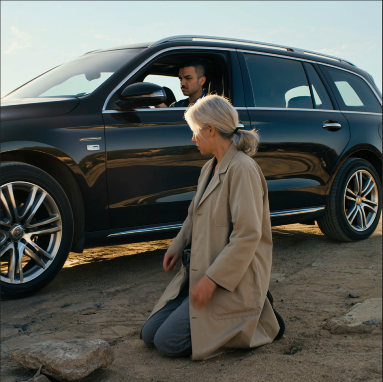 Mieheni hautajaisten jälkeen tyttäreni työnsi minut erämaahan ja lukitsi auton ovet. Hän heitti viisikymmentä dollaria kasvoilleni ja sanoi: “Isä on poissa. Sinunkin pitäisi mennä. Jätä kaikki minun huolekseni.” Sitten hän kiiti pois. Mutta hän ei tiennyt, että olin valmis. Kaivoin takkini taskusta jotain… – Uutiset