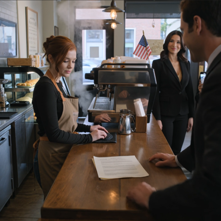 Vanhempani poistivat minut neljäksi vuodeksi, sitten kävelivät kahvilaani hymyillen asiakkailleni kuin omistaisivat paikan — Isäni läimäytti sopimuksen tiskille ja sanoi: “Allekirjoita yli 15 % tai soitan vuokranantajallesi tänä iltana” – Uutiset