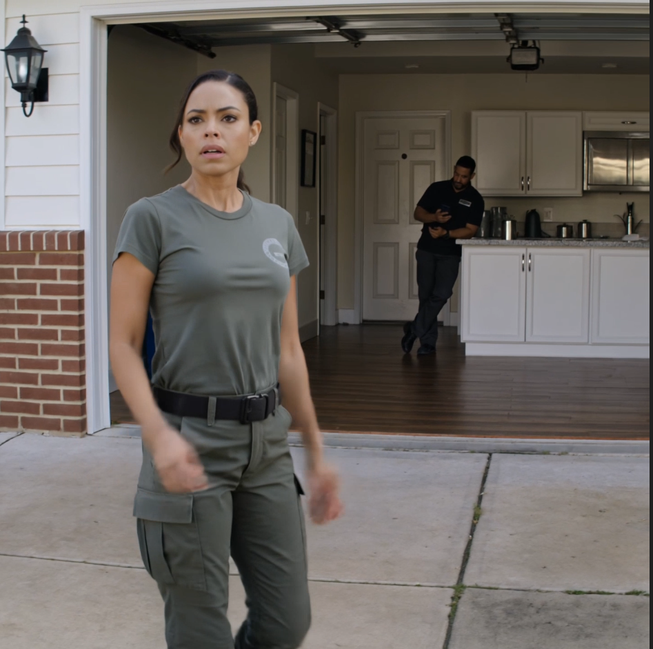 Isäni, joka oli Navy SEAL -sotilas, jätti minulle Mustangin, jota hän ajoi kaksikymmentä vuotta. Veljeni myi sen ollessani komennuksella ja sanoi minulle, että “rauhoitu, se on vain auto”. Kuusi päivää myöhemmin soitto autoliikkeestä teki kuitenkin yhden asian tuskallisen selväksi: isäni oli nähnyt tämän tulevan, ja mitä tahansa hän Mustangin sisään kätkikin, se oli muuttamaisillaan veljeni helpon pienen myynnin hänen elämänsä pahimmaksi virheeksi. – Uutiset