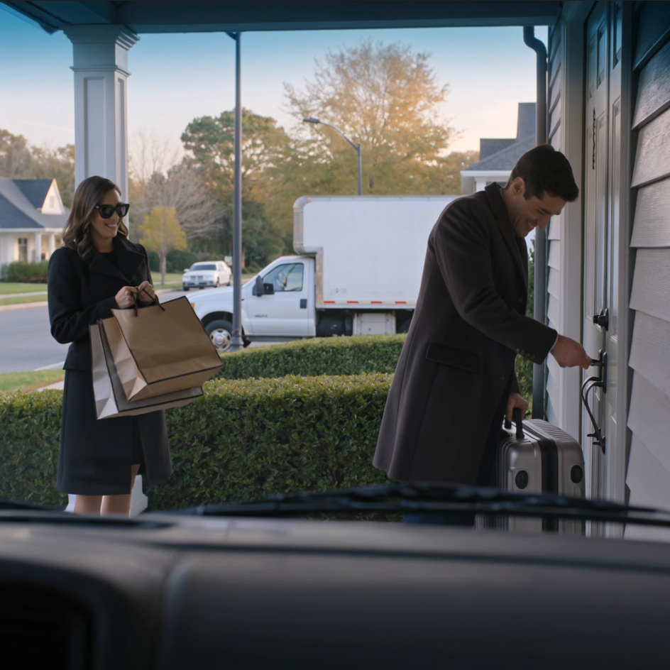 Poikani unohti sulkea luurin ja kuulin hänen kutsuvan minua taakaksi, joten samalla kun hän ja hänen vaimonsa hymyilivät Italian ja Ranskan halki ja suunnittelivat jo rakentamaansa tulevaisuutta taloni ympärille, myin hiljaa 875 000 dollarin arvoisen talon, jonka myynnistä hänen isänsä kanssa käytimme 32 vuotta, siirsin hiljaisuudessa pois jokaisen laatikon ja palasin juuri ajoissa katsomaan, kuinka hänen avaimensa lakkasi toimimasta etuovessani. – Uutiset