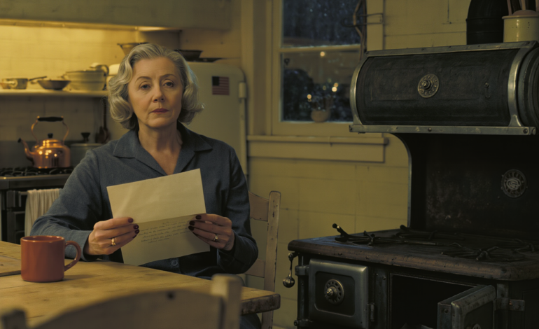 Menetin 18 miljoonaa dollaria ja lapsenlapseni oikeudessa – sitten löysin mieheni kassakaapin… Poikani haastoi minut oikeuteen ja voitti: hän otti 18 miljoonan dollarin kartanoni ja varmisti oikeuden estää minua näkemästä lapsenlapsiani. “Et koskaan enää näe heitä”, hän sanoi kylmästi. Juoksin mieheni vanhalle maatilalle. Liesitasan takana odotti kassakaappi. Koodi – syntymäaikani. Sisällä kirje tuntui kuiskailevan: “On aika totuuden tulla julki.” – Uutiset