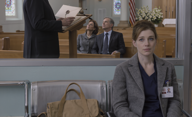 Isoäitini kuoli istuessani yksin leikkaussalin ulkopuolella. Viikkoa myöhemmin pastori katsoi suoraan isääni, nosti sinetöidyn kirjekuoren koko kirkon edessä ja luki rivin, jota perheeni ei koskaan odottanut hänen jättävän jälkeensä – Uutiset