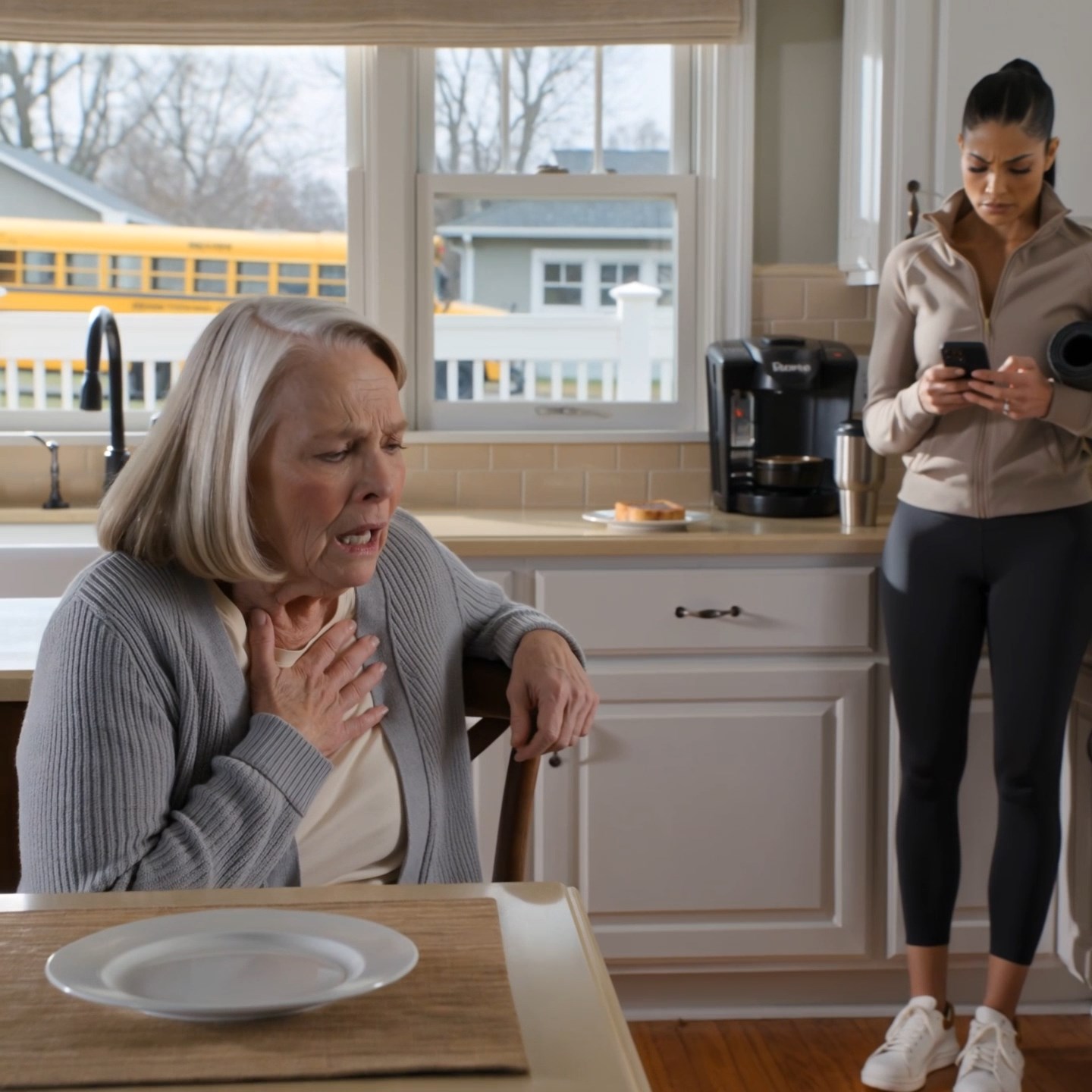 Sinä aamuna sain tuskin henkeä, kun anelin tytärtäni viemään minut ensiapuun, mutta hän ei edes nostanut katsettaan puhelimestaan. Hän vain jatkoi selaamista ja sanoi: “Äiti, olet dramaattinen. En jää pilateksesta paitsi tämän takia.” Perjantai-iltapäivään mennessä, kun vierin matkalaukkuni ulos Pennsylvanian esikaupunkitalostani menolippu kädessäni, hänellä ei vieläkään ollut aavistustakaan, mitä hän oli juuri menettänyt. – Uutiset