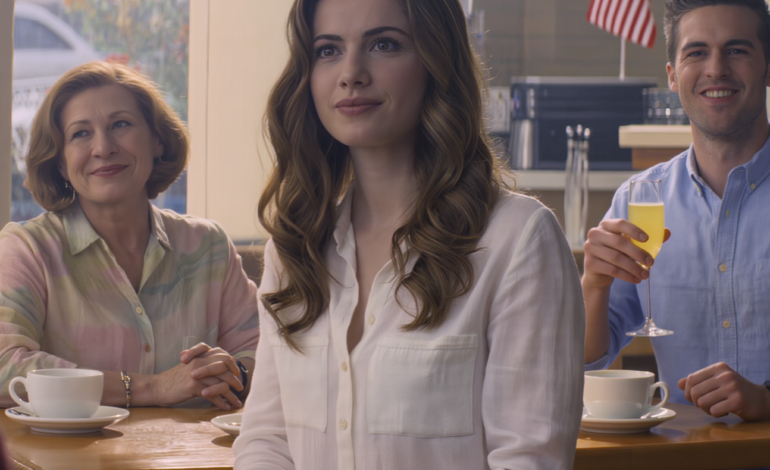 ”Rentoudu! Haluan, että päämakuuhuone remontoidaan heti, kun muutamme uuteen luksustaloosi”, hän ilmoitti sunnuntaibrunssilla. Veljeni vain hymyili. ”Se on vain reilua – asumme siellä pitkäaikaisesti.” Kaikki nauroivat. 24 tuntia myöhemmin äitini soitti minulle paniikissa: ”Voi luoja… mitä hän oikein lukee kameraan?!” – Uutiset