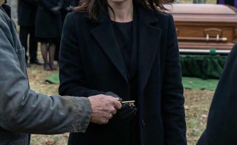 Äitini hautajaisissa hautajainen kutsui minut luokseen ja sanoi hiljaa: ‘Rouva, äitinne maksoi minulle, että hautaisin tyhjän arkun.’ Vastasin: ‘Lopeta pelleily.’ Hän laittoi hiljaa avaimen käteeni ja kuiskasi: ‘Älä mene kotiin. Menkää yksikköön 16 — heti.’ Sillä hetkellä puhelimeni värisi. Äidiltä tuli viesti: ‘Tule kotiin yksin.’ Kun saavuin yksikköön 16, löysin… – Tositarinoita