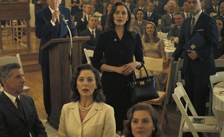 Isäni seisoi koko kirkon edessä valmiina puhumaan luottamuksesta, äitini ajatteli, että olin vielä tarpeeksi rikki allekirjoittaakseni kaiken, ja siskoni oli jo alkanut käyttää kuolleen mieheni rahoja kuin ne olisivat hänen omiaan—mutta kukaan heistä ei tiennyt, mitä laukussani oli, kun palasin siihen huoneeseen – uutisia