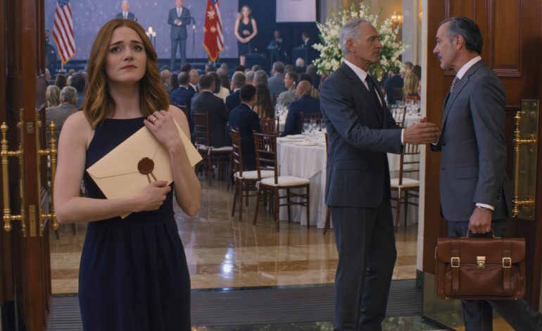 Kaksikymmentäkahdeksan vuoden ajan vanhempani kutsuivat minua “tyhmäksi”, piilottivat minut täydellisen siskoni taakse ja käyttivät dysleksiaani kuin perhehäpeä, jota he eivät koskaan täysin osanneet selittää—sitten hänen valmistujaisjuhlassaan isäni seisoi 350 vieraan edessä, sulki minut pois yrityksestä, lopetti työni ja käyttäytyi kuin minun pitäisi olla kiitollinen… Kunnes tuntematon painoi sinetöidyn kirjekuoren käteeni ja kävelin takaisin lavalle – Uutisia