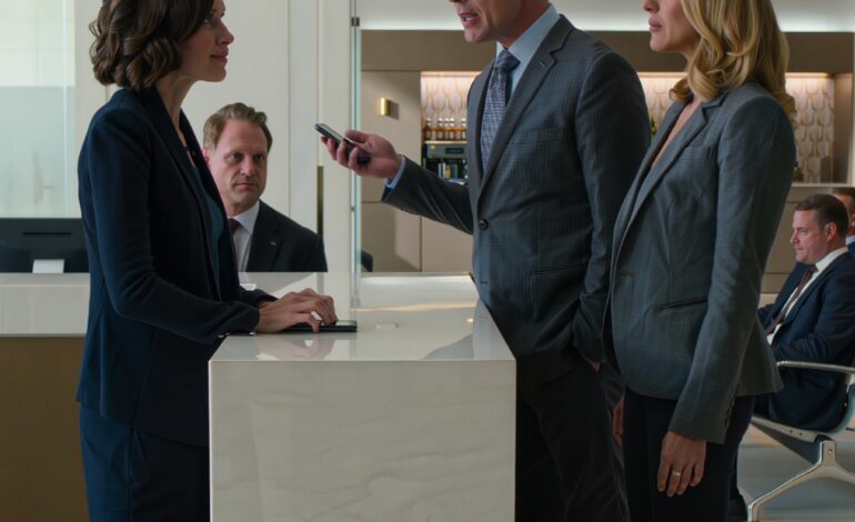 Familien min kuttet kontakten med meg i flere år, og gikk så inn på advokatfirmaet mitt i sentrum og oppførte seg som om de hørte hjemme der. Pappa ventet til kundene kunne høre, la en mappe på pulten og sa: «Gjør meg til administrerende partner i dag… Eller så ringer jeg bygningseieren og får deg stengt.” Mamma smilte. Jeg holdt meg rolig og sa: «Selvfølgelig—ring ham.» Jeg satte den på høyttaler… Og så sa eieren: “JEG HAR VENTET PÅ DENNE SAMTALEN…” – Nyheter