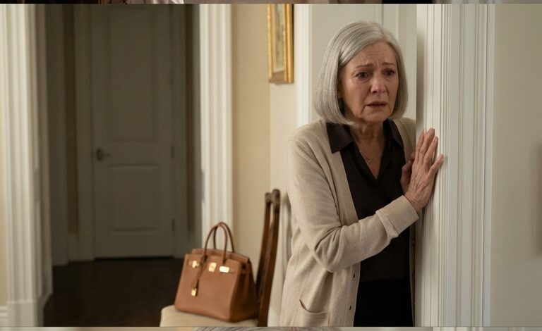 Öt éven át a fiam tétlenül állt, miközben a felesége tehernek éreztette velem a házat, amelyről mindig is azt hittem, hogy az övék. Aztán egy éjjel, hajnali 2-kor hallottam, hogy a menyem suttogja: „Holnap befogadjuk.” Mielőtt a fiam felébredhetett volna, felkaptam a táskámat és kisurrantam a hátsó ajtón. Napkeltekor a telefonom megállás nélkül csörgött, és a hangjukban érződő feszültséget lehetetlen volt nem észrevenni.