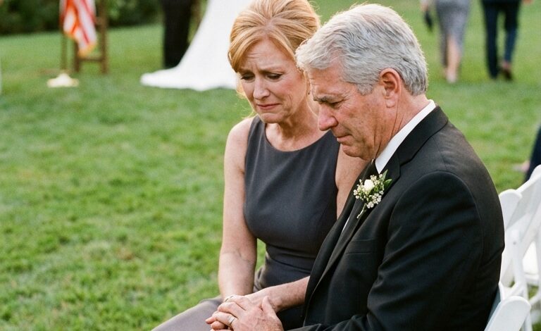 A fiam luxusesküvőjén a 14. sorba tettek, pont a szertartási terület mellé. A menyasszony odahajolt, és azt suttogta: „Kérlek… ne festsetek ma csúnyán minket.” Aztán egy fekete öltönyös férfi ült mellém, és azt mormolta: „Tegyünk úgy, mintha együtt jöttünk volna.” Amikor a fiam lenézett és meglátott minket, elsápadt. – Hírek chien966-84 perc 2026.01.17.