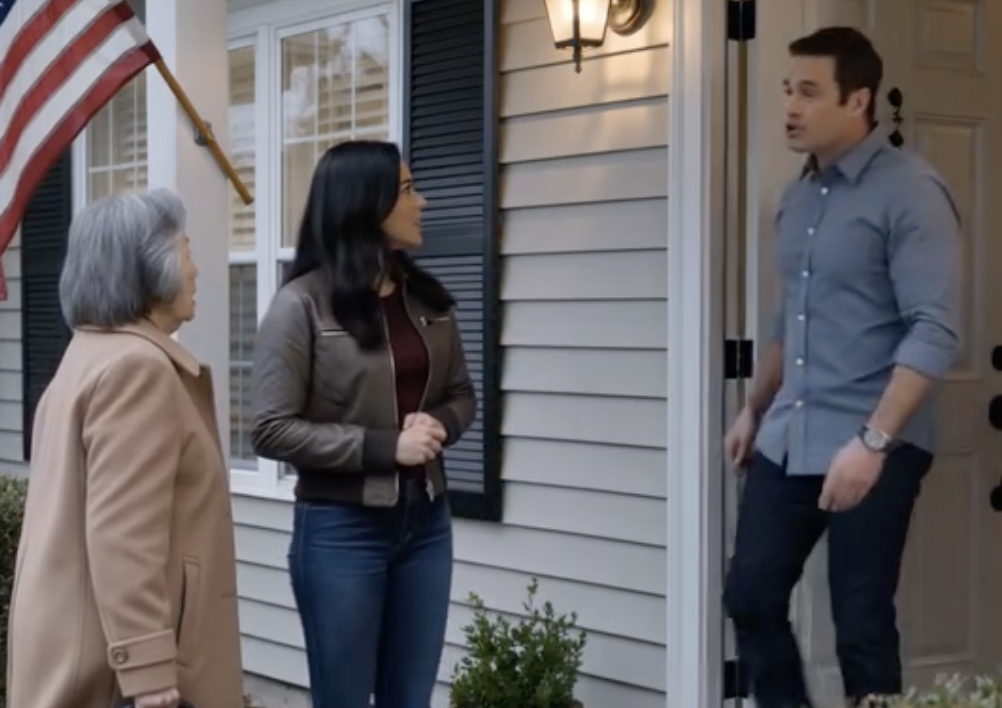 Kiedy matka Hannah Park wróciła po 16-godzinnym locie z Seulu, Christopher zablokował drzwi wejściowe i powiedział: „Tylko po angielsku, albo zjesz na mieście”. Myślał, że upokarza zmęczoną siedemdziesięciolatkę w jej własnym domu – dopóki nie spojrzała mu w oczy, nie sięgnęła po telefon i nie zamieniła spokojnej rodzinnej kolacji w moment, w którym jego władza zaczęła się kruszyć.