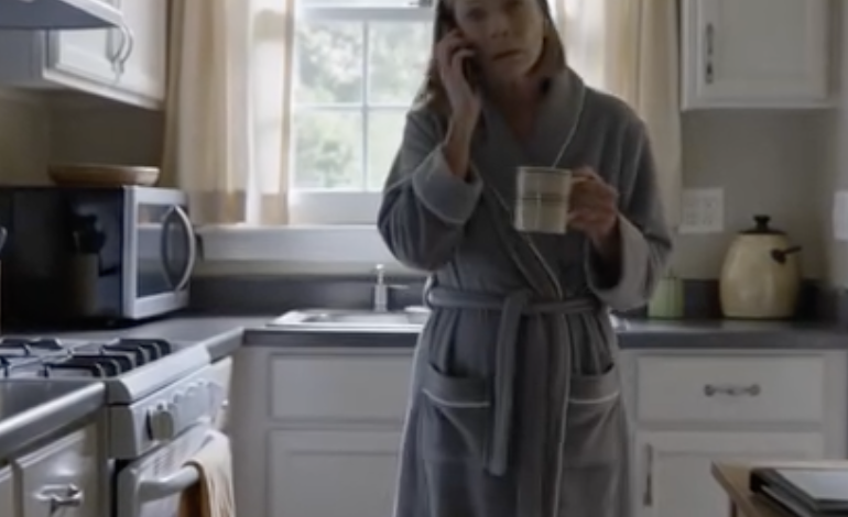 Mój 70-letni mąż zajął nasz dom wart 4,3 miliona dolarów w sądzie, powiedział naszym dzieciom, że jestem niestabilna emocjonalnie, zakazał mi się z nimi widywać i patrzył, jak wychodzę z walizką, jakbym to ja była problemem. Jednak miesiąc później, tuż po wschodzie słońca, w małym wynajętym domu, który jego zdaniem już ze mną skończył, zadzwonił detektyw i poinformował, że Richard Carter nie żyje — a zanim umarł, zostawił wiadomość z moim imieniem i nazwiskiem.