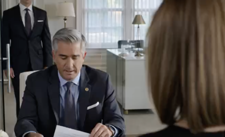 Mój syn pochylił się nad różami pogrzebowymi i wyszeptał: „Nie spodziewajcie się ani grosza”, a potem stał tam, podczas gdy rodzina przyklejała neonowe naklejki do zegara mojego dziadka, jakby to była wyprzedaż garażowa, więc nie sprzeciwiałam się — wyszłam, wykonałam cichy telefon i we wtorek rano, na szklanej ścianie kancelarii prawnika, prawnik zatrzymał się, napisał niebieskim atramentem jego imię, zniżył głos i powiedział: „Pani Brightwood… proszę nie wychodzić”.