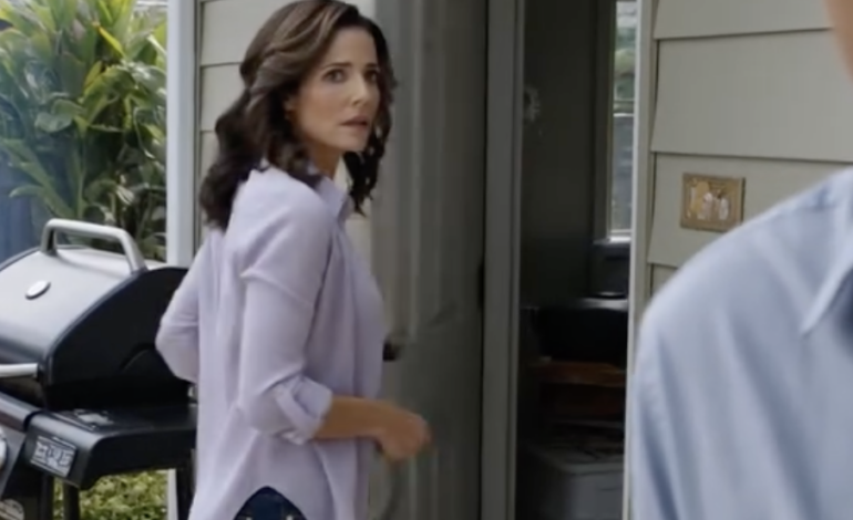 Mój mąż stał na naszym podwórku obok kobiety, z którą sypiał, mówił mi, żebym przeprosiła ją przy sąsiadach, bo inaczej się rozwiedziemy, i patrzył na nią uśmiechającą się w czerwonej sukience, którą kiedyś mi kupił. Jednak kiedy wzięłam klucze, powiedziałam mu pięć słów i wyszłam bez płaczu, on nadal nie wiedział, co zacznie się rozpadać, gdy przestanę podtrzymywać jego życie.