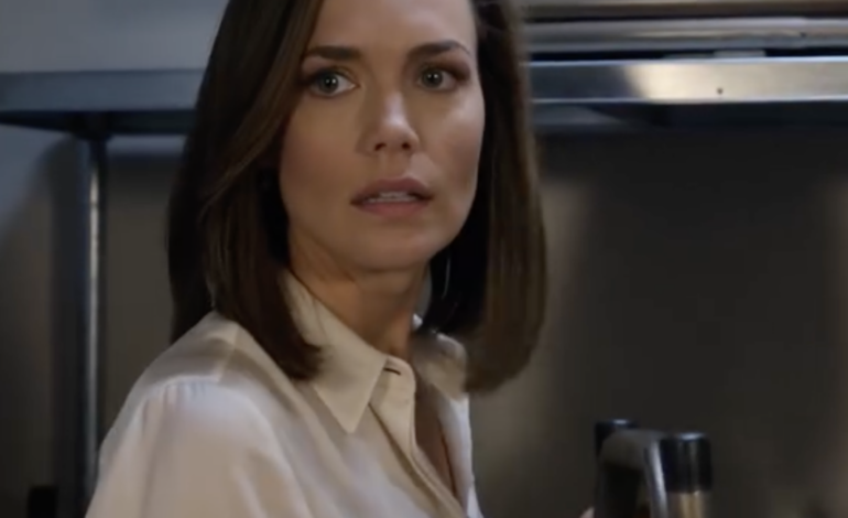 Podczas urodzinowej kolacji mojego teścia poszłam do schowka, żeby kupić dwa składane krzesła i usłyszałam, jak mój szwagier szepcze: „Wciąż nie mogę uwierzyć, że poślubiłeś taką bezużyteczną osobę”, a potem mój mąż odpowiedział spokojnie jak lód: „Pracuję. Potrzebuję tylko prawnika, żebym mógł odejść z jak największą częścią jej majątku”. Zaniosłam więc krzesła z powrotem do stołu, uśmiechnęłam się do rodzinnego zdjęcia i śmiałam się, mówiąc „Sto lat”, podczas gdy cały pokój siedział za drzwiami z końca mojego małżeństwa.