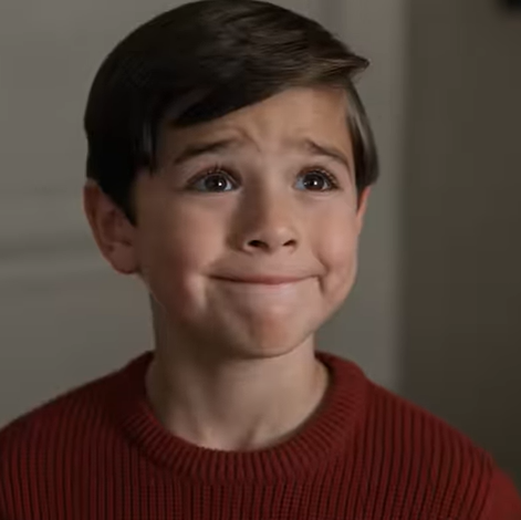 Jouluaattona äitini nosti viimeisen viipaleen vanukasta, katsoi 10-vuotiasta poikaani ja sanoi: “Vain perhe saa syödä” – mutta kun hän soitti minulle 33 kertaa seuraavana aamuna ja rukoili ennen kuin lakimiehet ehtivät “sulkea kaiken”, tajusin, että lapseni nöyryyttäminen oli hänen ensimmäinen virheensä, koska tytär, jota hän oli vuosia hallinnut, oli yhtäkkiä ainoa henkilö, joka seisoi vanhempieni ja perinnön välissä, jonka he luulivat olevan turvallisesti heidän.