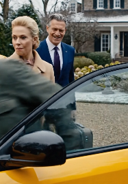 Mój mąż nagle zaskoczył mnie samotną wycieczką do Paryża. Gdy wsiadałam do taksówki, ogrodnik złapał mnie za nadgarstek i powiedział: ‘Proszę pani, proszę nie odjeżdżać… Po prostu mi zaufaj!’ Udawałem, że wychodzę. Godzinę później podjechał van i przestałem oddychać, gdy zobaczyłem…