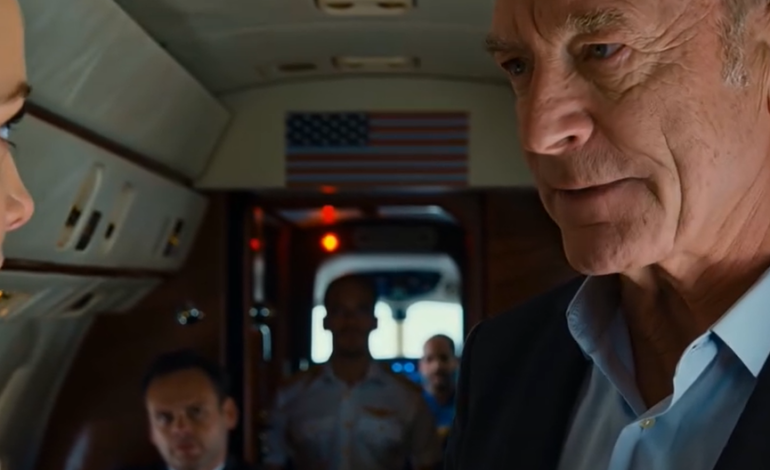 Kihlattuni miljonääri-isä vei minut yksityiskoneeseensa ja tiuskaisi: “Tämä ei ole valmentaja. Älä koske mihinkään” — mutta kun lentäjä skannasi henkilöllisyystodistukseni, ohjaamon näyttö muuttui kirkkaan punaiseksi, outo hälytys välähti ja hänen ilmeensä muuttui täysin juuri kiitotiellä