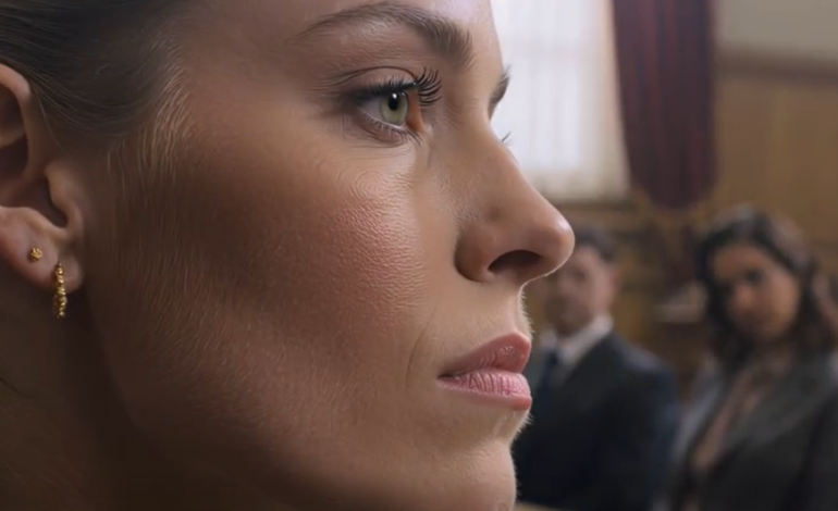 Siskoni Olivia astuu oikeustaloon kalliissa mustissa surumekkoissa. Hänen asianajajansa työnsi hätähakemuksen eteenpäin: “Pyydämme välitöntä hallintaa likvideihin varoihin.” Vanhempani nyökkäsivät kuin olisivat koe-esiintymässä tragediaan. Tuomari katsoi minua: “Vastustatko?” Katsoin kelloani ja sanoin vain: “Ei vielä. Odotan portinvartijaa. “