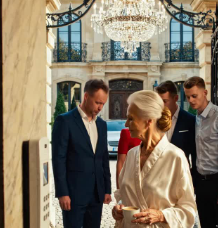 Moja synowa przez piętnaście lat nastawiała mojego syna przeciwko mnie, a potem następnego ranka po tym, jak kupiłam rezydencję w Bellevue, pojawiły się przy mojej bramie uśmiechnięte, jakby Boże Narodzenie, które mnie odesłały, nigdy się nie wydarzyło