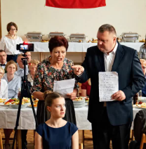 W moje 30. urodziny moja rodzina zorganizowała dla mnie niespodziewaną “interwencję” przed 40 osobami. Mój tata powiedział: ‘Jesteśmy tu, bo jesteś samolubny, niewdzięczny i niszczysz tę rodzinę.’ Moja mama czytała listę “wszystkich rzeczy, które zrobiłeś źle od dziecka.” Moja siostra nagrała to, żeby wrzucić je do internetu. Siedziałem tam w milczeniu; Nie płakałam i nie wychodziłam. Potem powiedziałem: ‘To zabawne, ja też kręcę.’ To, co pokazałem im dalej… zakończyłem sześć związków w tym pokoju. – Wiadomości