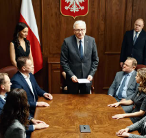 Mama zostawiła dom mojej siostrze, ciężarówkę bratu, a każdy dolar oszczędności naszemu kościołowi. Ale gdy prawniczka wręczyła mi jedną zapieczętowaną kopertę, którą dla mnie odłożyła, zdanie w środku wyjaśniało więcej niż wyjaśniało, dlaczego przez trzydzieści jeden lat czułam się nie na miejscu przy własnym rodzinnym stole. Ujawniło to jedną prawdę, którą przez całe życie trzymała poza zasięgiem wzroku.