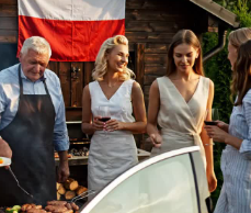 Rodzice dali mojej starszej siostrze wszystko: prywatnego korepetytora, Teslę, a nawet pracę w firmie taty. Praktycznie mnie ignorowali… aż po cichu zostałem milionerem. Na rodzinnym grillu tata był wściekły, gdy się dowiedział, a potem ciocia wyjawiła rodzinny sekret…