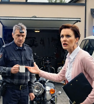 Zadzwoniła na 911 przez moje półzamknięte drzwi garażowe, a potem zamarła, gdy funkcjonariusze dowiedzieli się, że cichy mechanik, którego wybrała, prowadził FBI