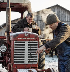 Farmer wymienił swój silnik Massey Ferguson na nowoczesną obudowę IH — nikt się tego nie spodziewał
